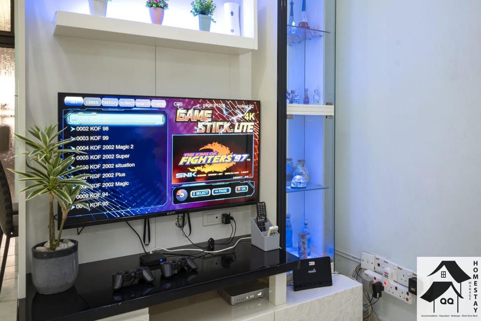 Communal lounge/ TV room, TV and multimedia, Evening entertainment, Text overlay