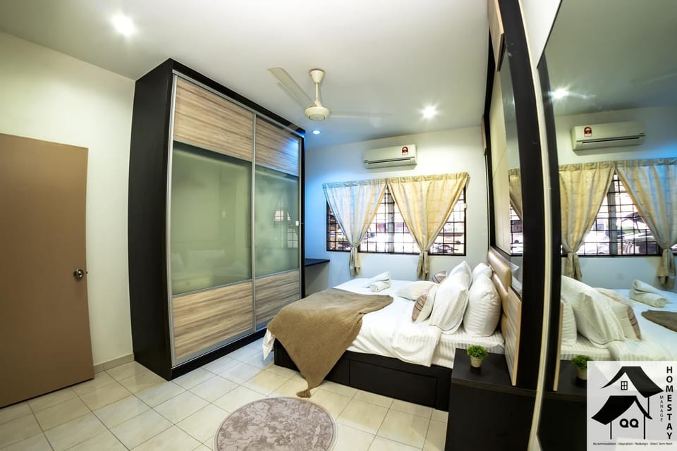 Bed, Photo of the whole room, Bedroom, towels, air conditioner