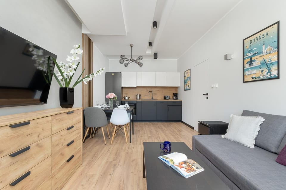TV and multimedia, Living room, Seating area, Evening entertainment