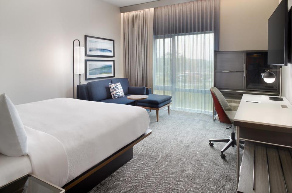 Bed, Seating area