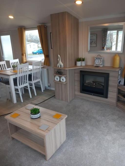 Nadia's Lodge Smart TV & Wi-Fi House in Barrow-in-Furness District
