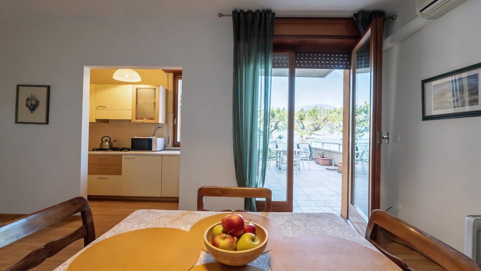 Kitchen or kitchenette, Photo of the whole room, Dining area