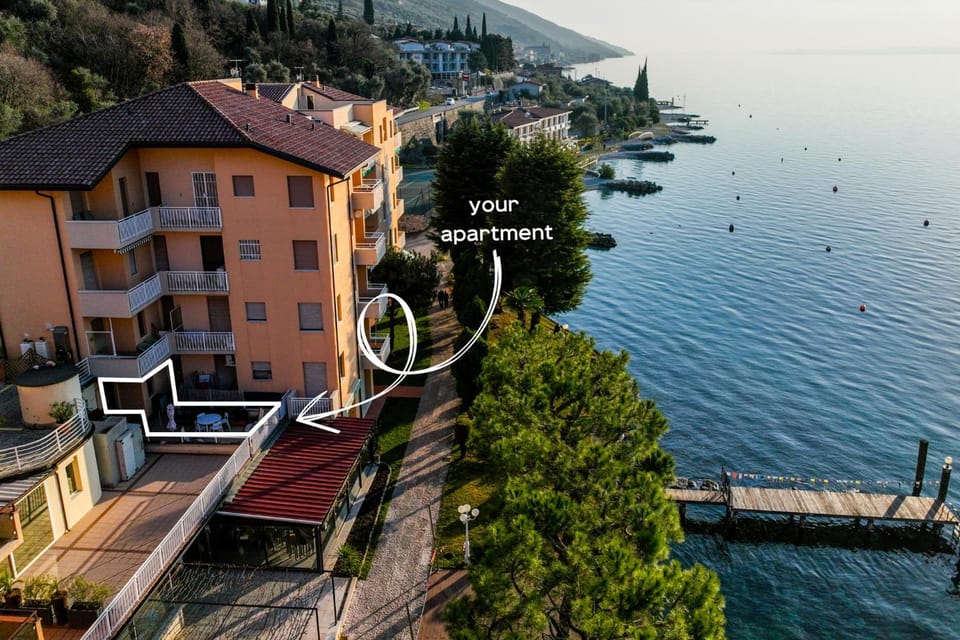 Property building, Day, Neighbourhood, Natural landscape, Bird's eye view, Lake view