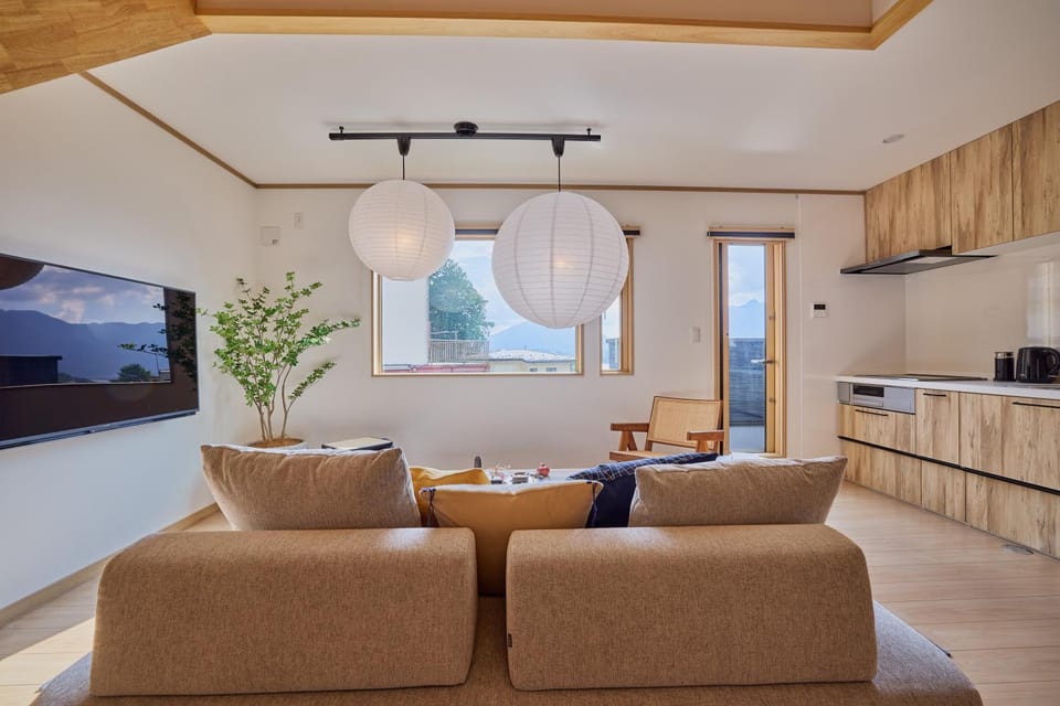 TV and multimedia, Kitchen or kitchenette, Living room, Seating area, Dining area