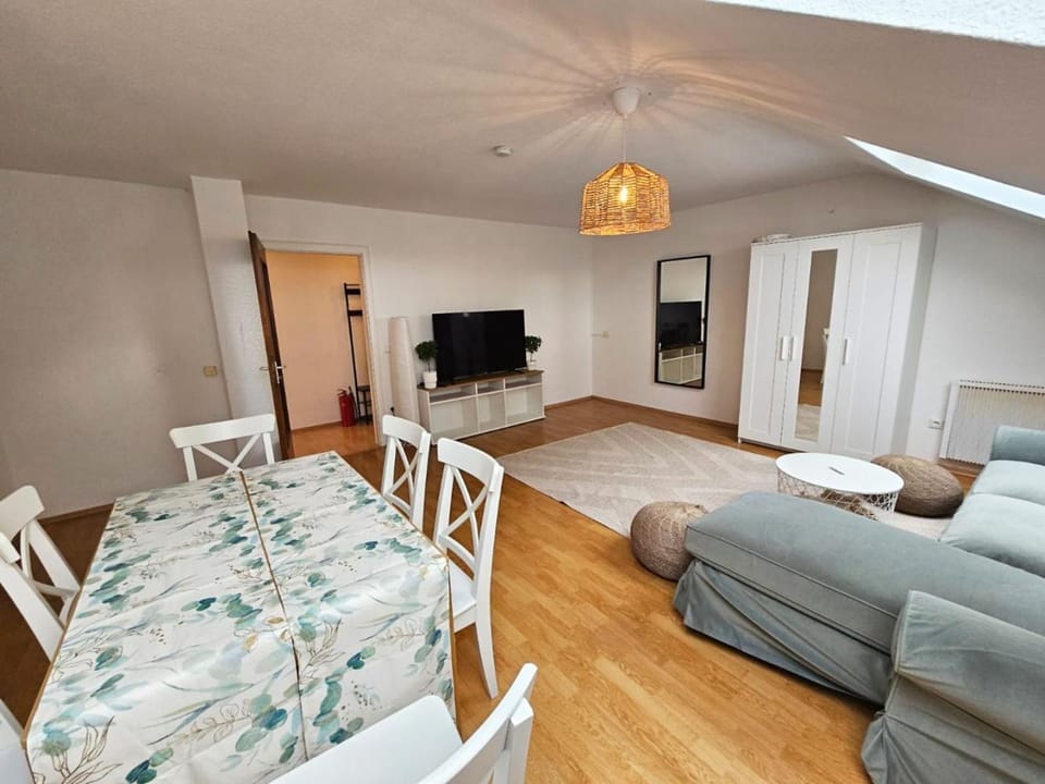 TV and multimedia, Living room, Photo of the whole room, Seating area, Dining area