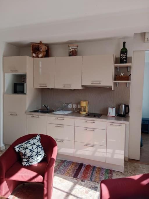 Coffee/tea facilities, Kitchen or kitchenette, stove, toaster