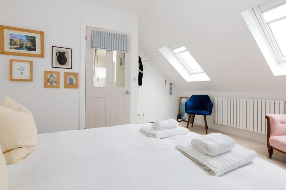 Pretty Coastal Home in Bosham Close to Water House in Bosham