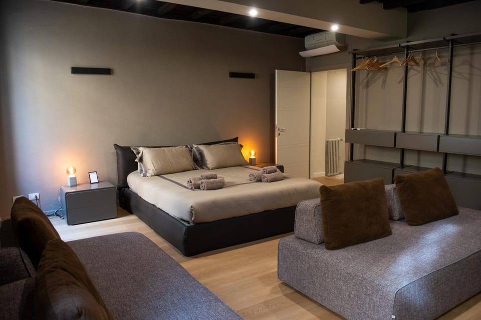 Bed, Living room, Photo of the whole room, Seating area, Bedroom