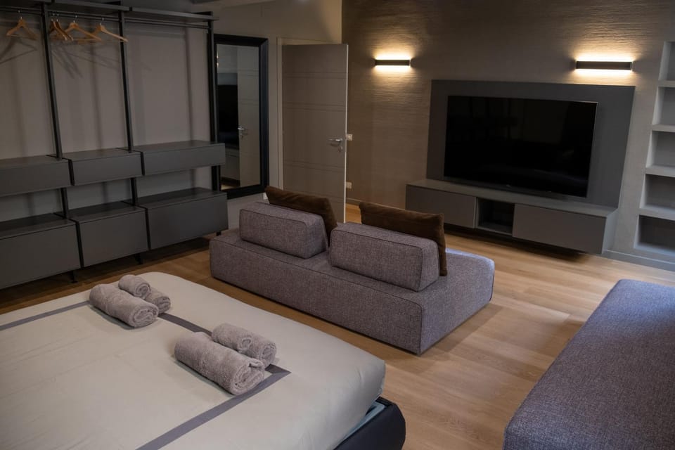 Communal lounge/ TV room, TV and multimedia, Living room, Bedroom