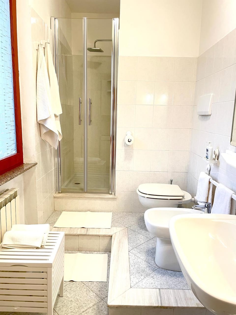 Shower, Toilet, Bathroom, bidet, towels