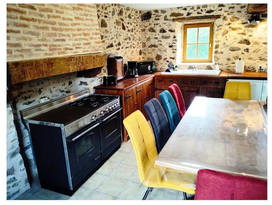 Kitchen or kitchenette, Dining area, stove