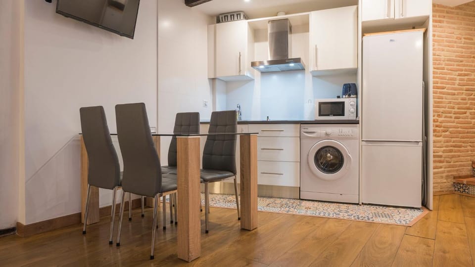 Kitchen or kitchenette, Dining area, dishwasher, stove, toaster, washing machine