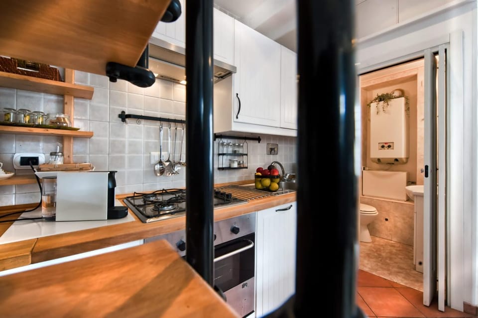 Kitchen or kitchenette, Dining area, oven