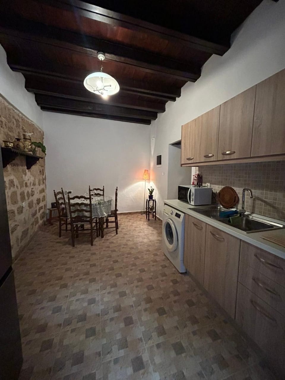 Kitchen or kitchenette, Dining area, microwave, washing machine