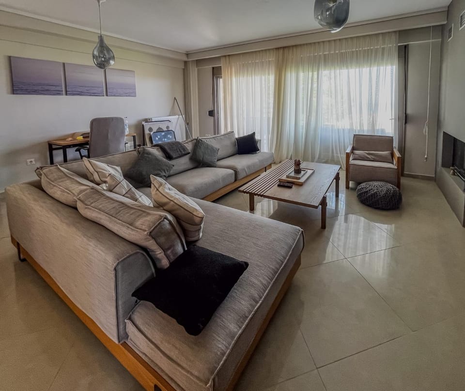 Communal lounge/ TV room, TV and multimedia, Living room, Seating area, Evening entertainment