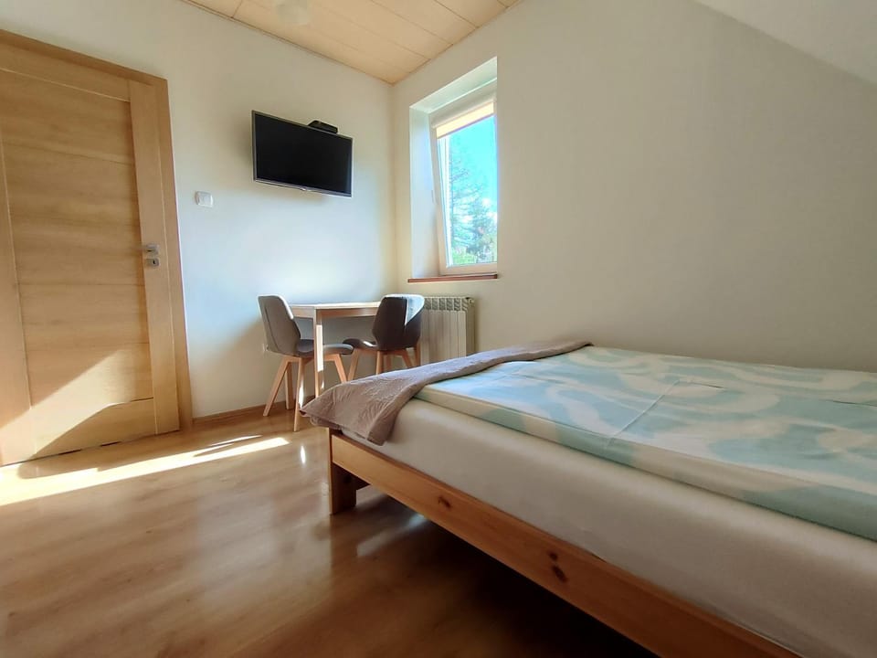 Bed, TV and multimedia, Photo of the whole room