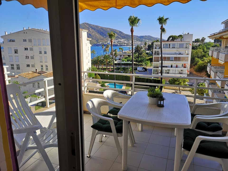 Balcony/Terrace, Mountain view, Pool view