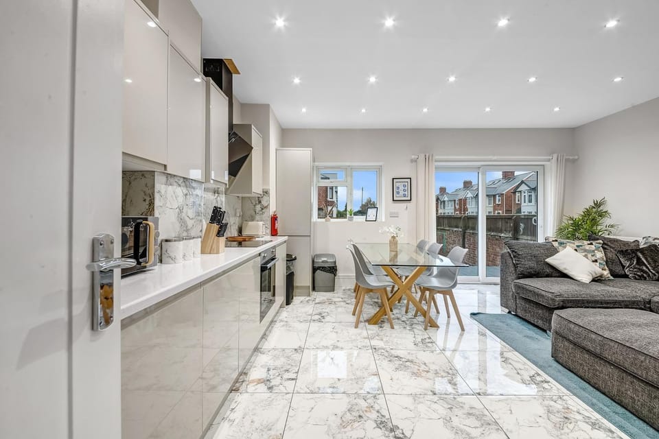 4 Bed House - Sleeps 9 - Garden - Parking - Wifi House in Oxford