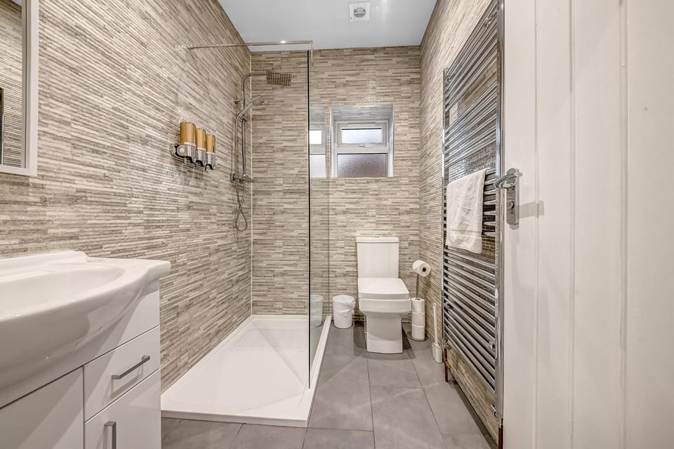 4 Bed House - Sleeps 9 - Garden - Parking - Wifi House in Oxford
