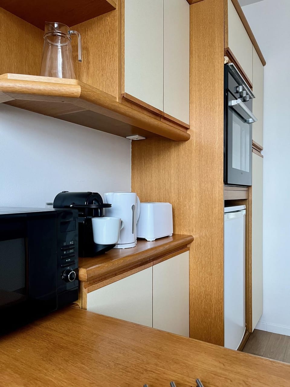 Coffee/tea facilities, Kitchen or kitchenette, stove, toaster