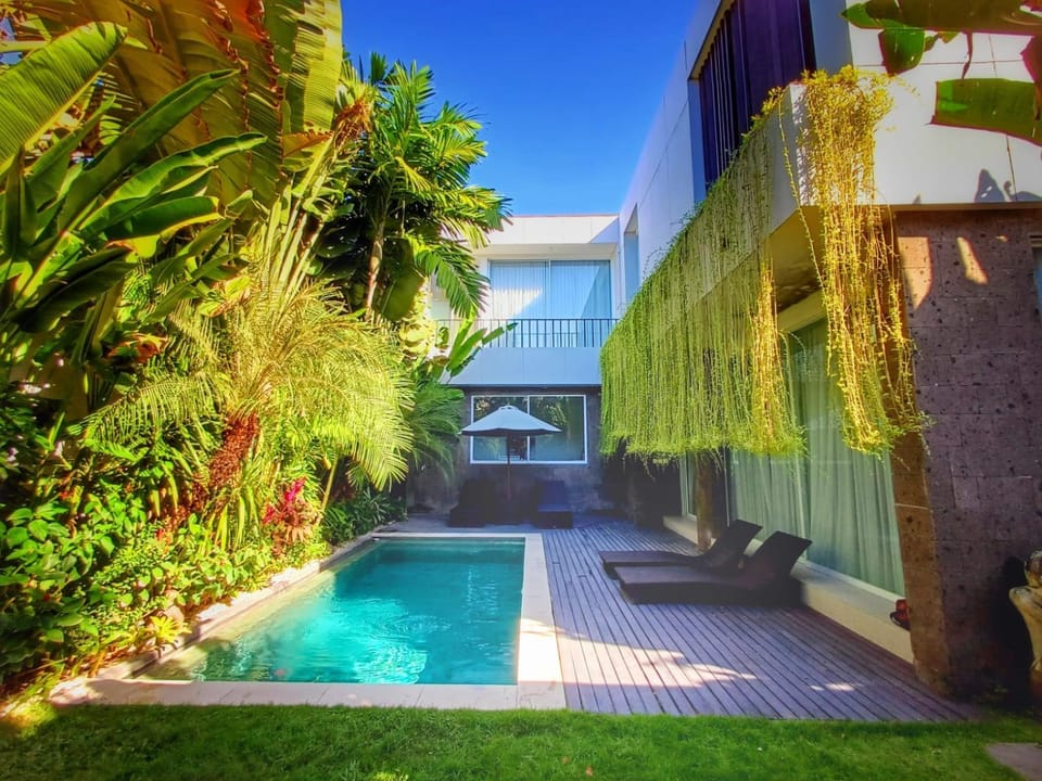 Property building, Garden, Garden view, Pool view, Swimming pool, sunbed