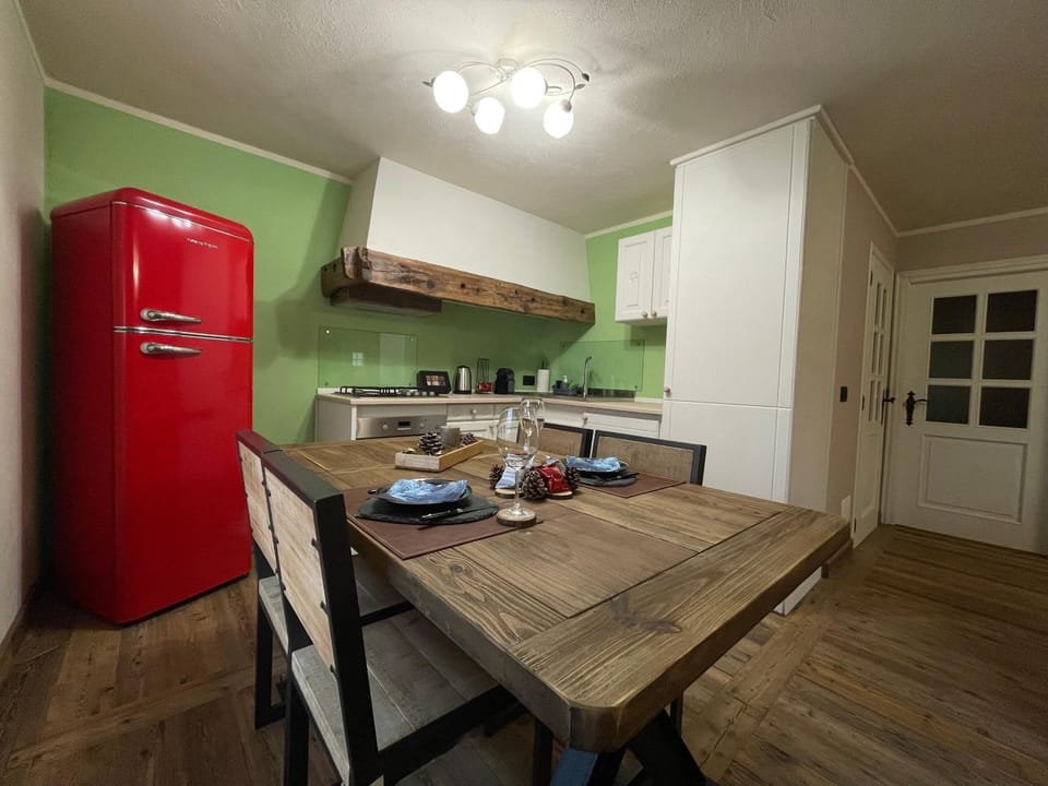 Coffee/tea facilities, Kitchen or kitchenette, Dining area, oven, pet friendly, stove