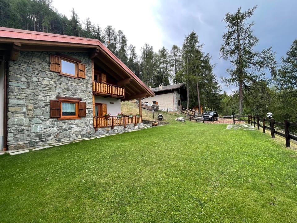 Property building, Natural landscape, Garden, Garden view, Mountain view