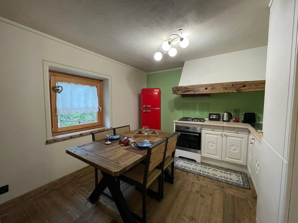 Kitchen or kitchenette, Dining area, oven, pet friendly, stove