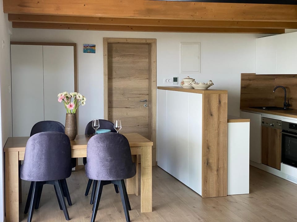 Kitchen or kitchenette, Dining area, stove
