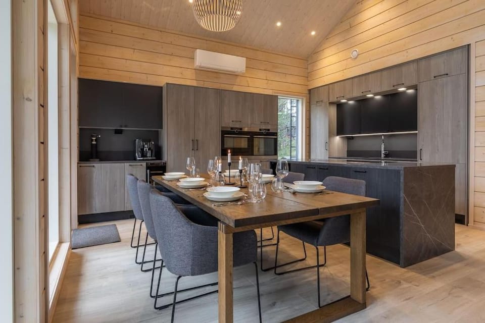 Kitchen or kitchenette, Seating area, Dining area