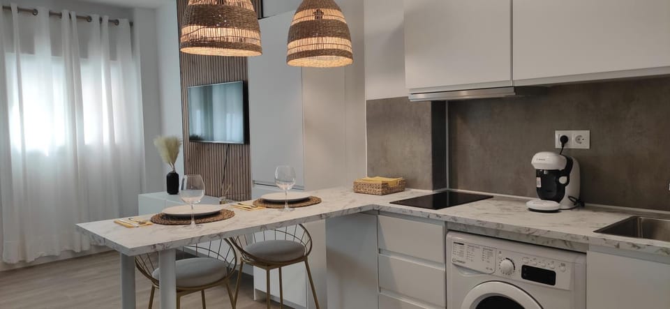 Coffee/tea facilities, Kitchen or kitchenette, Dining area, stove, toaster, washing machine, dryer