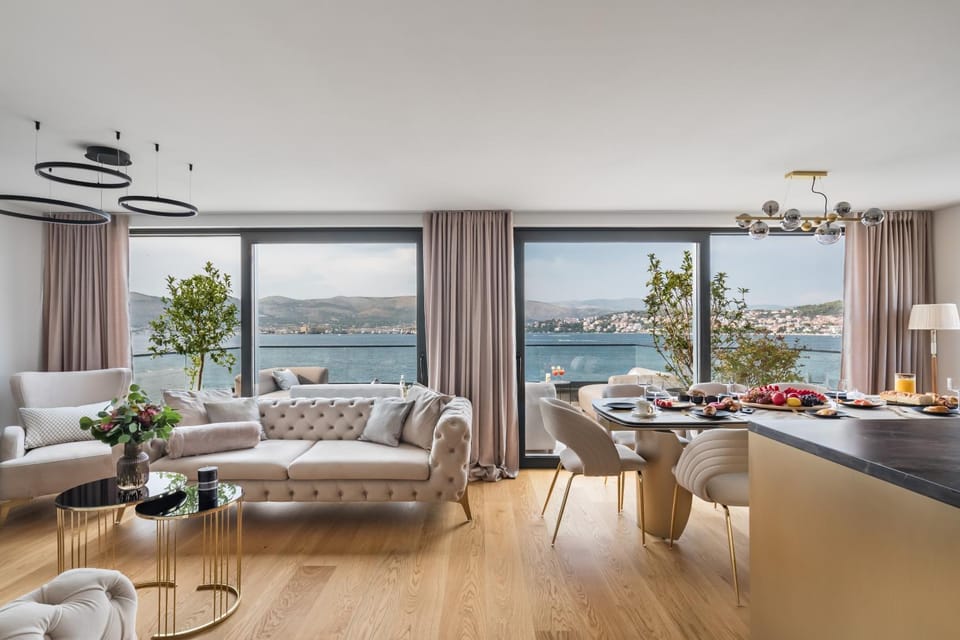 Communal lounge/ TV room, Kitchen or kitchenette, Living room, Dining area, Sea view