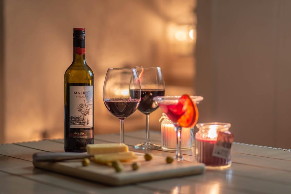 Lounge or bar, Food and drinks, Food, Drinks, Alcoholic drinks
