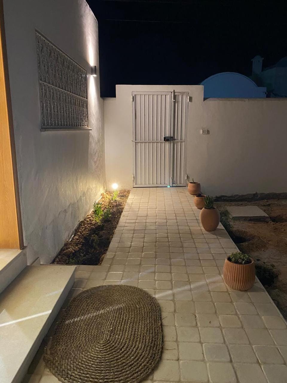 Facade/entrance, Night