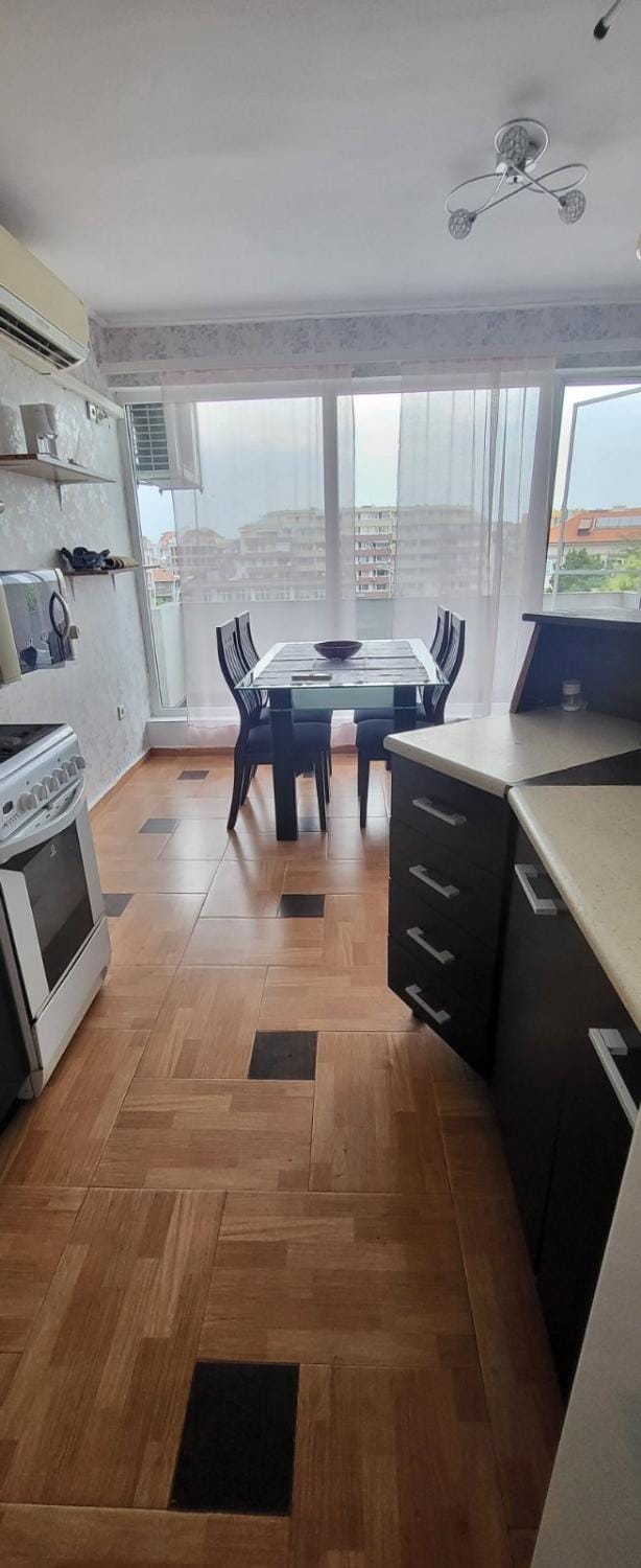 Kitchen or kitchenette, Dining area, oven