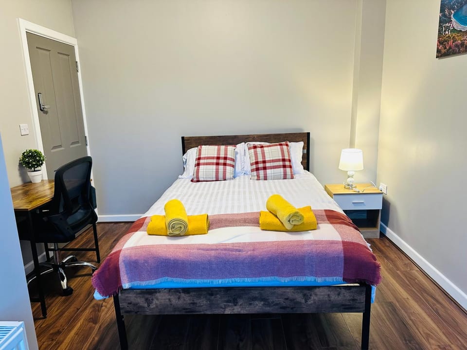 Bed, Photo of the whole room, Bedroom, towels