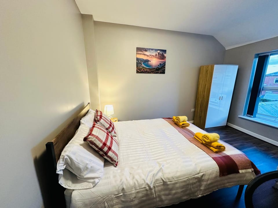 Bed, Photo of the whole room, Bedroom, towels