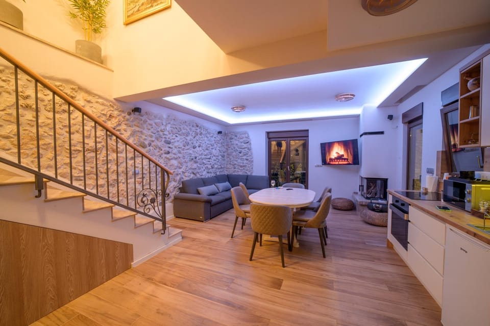 TV and multimedia, Kitchen or kitchenette, Living room, Seating area, Dining area