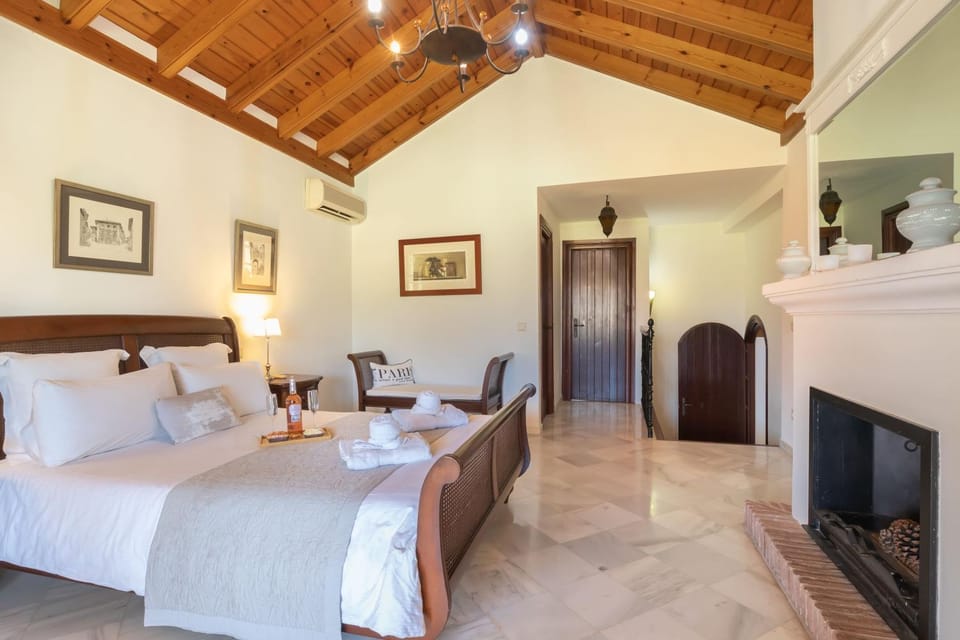 Bed, Photo of the whole room, Bedroom, air conditioner