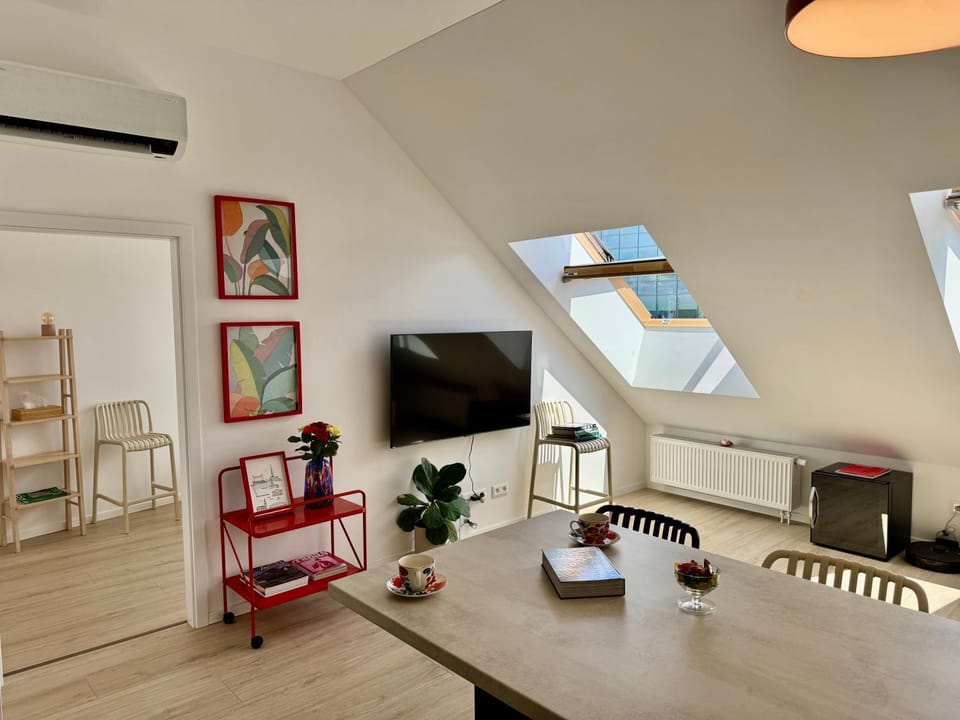 Communal lounge/ TV room, TV and multimedia, Living room, Seating area, Dining area, Evening entertainment