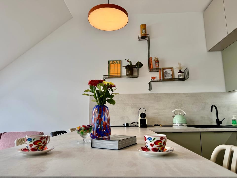 Coffee/tea facilities, Kitchen or kitchenette, Dining area