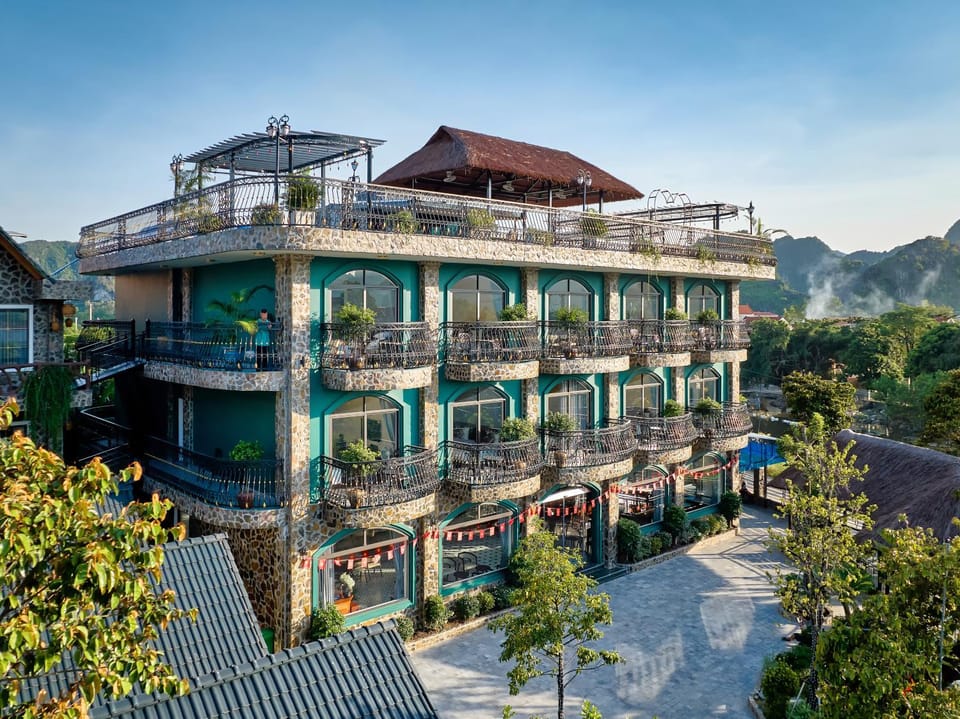 Property building, Balcony/Terrace, Mountain view