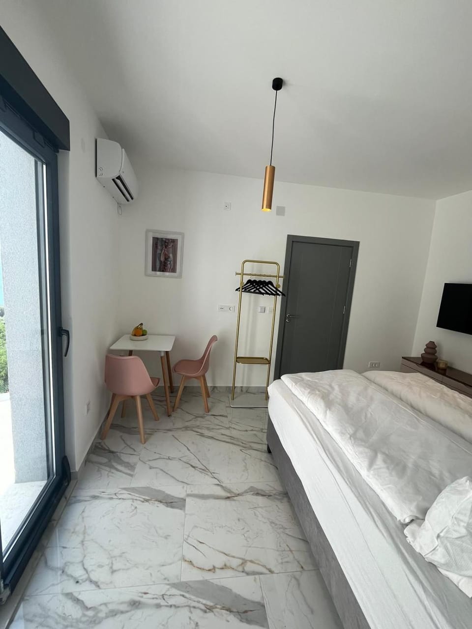 Bed, TV and multimedia, Photo of the whole room, Bedroom, air conditioner