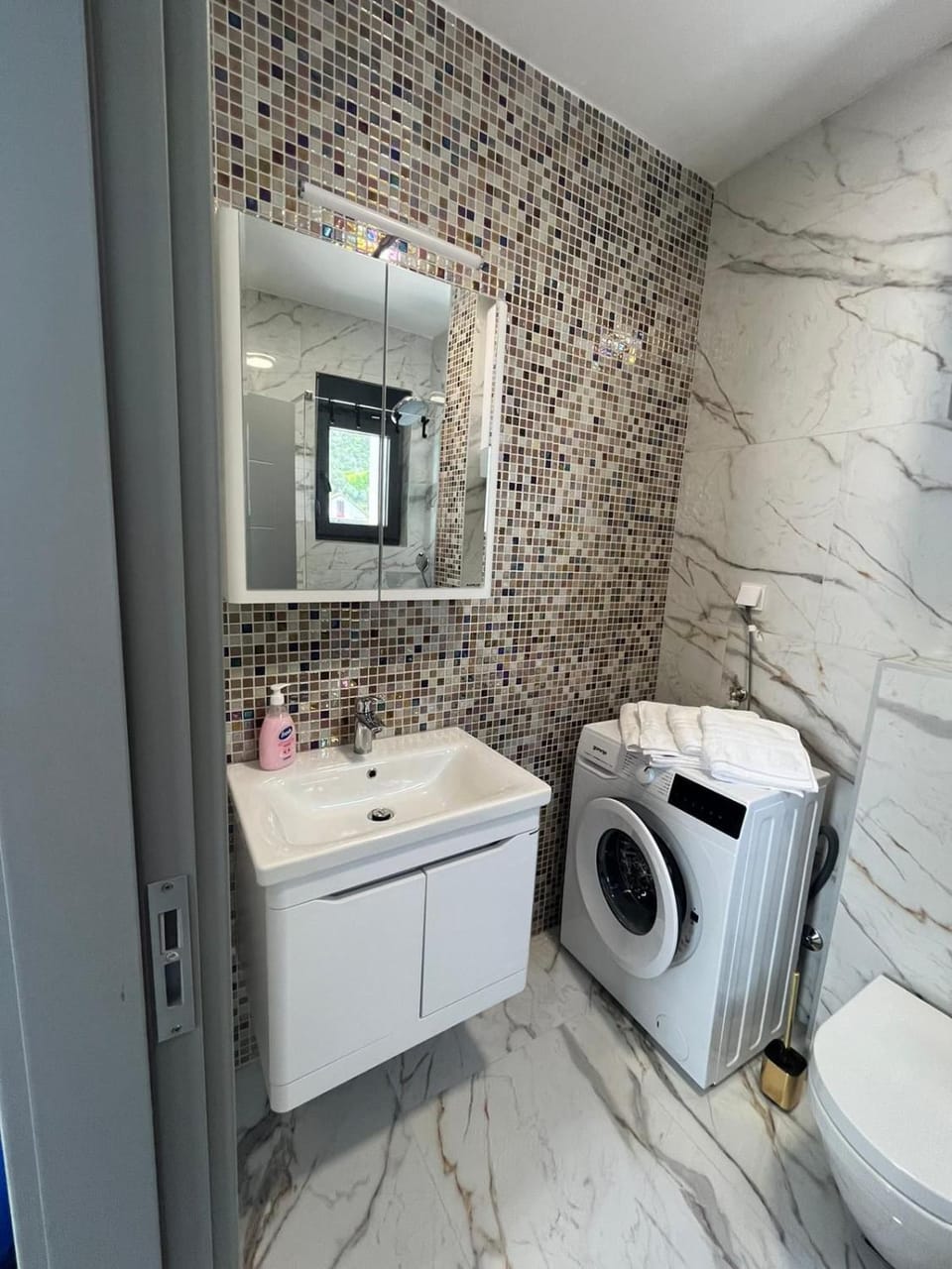 Toilet, Bathroom, towels, washing machine