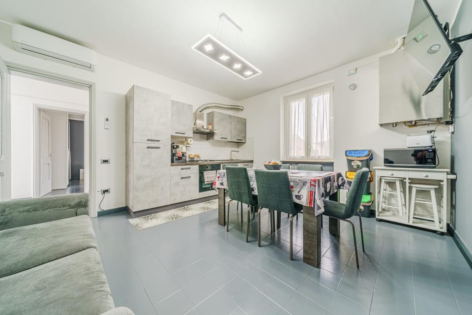 TV and multimedia, Kitchen or kitchenette, Living room, Seating area, Dining area, oven, stove