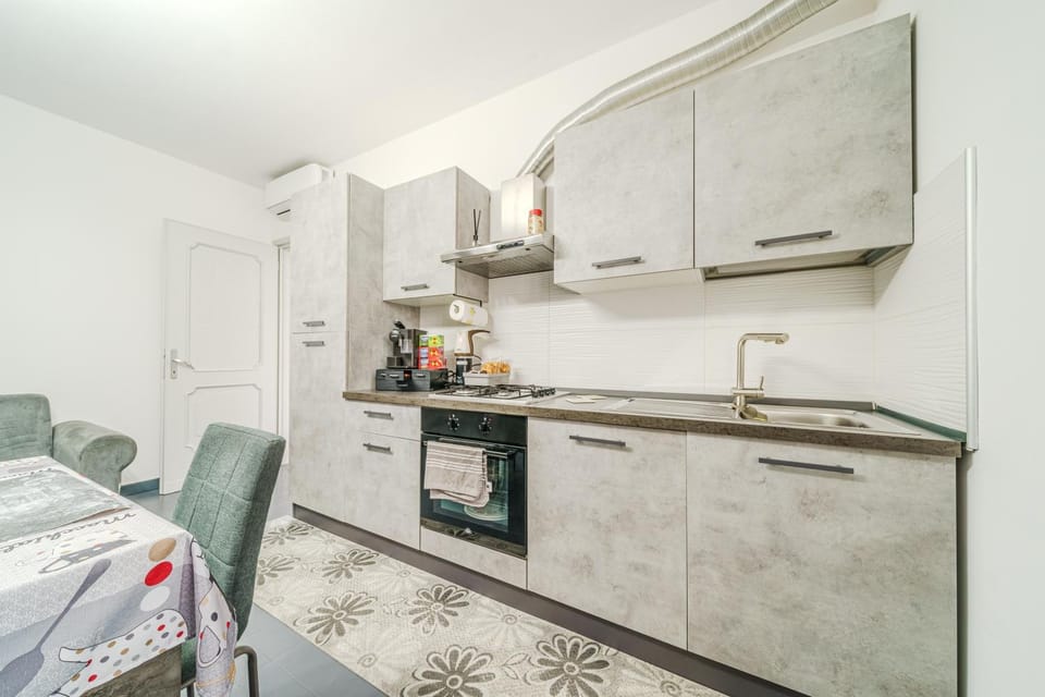 Kitchen or kitchenette, Dining area, oven, stove
