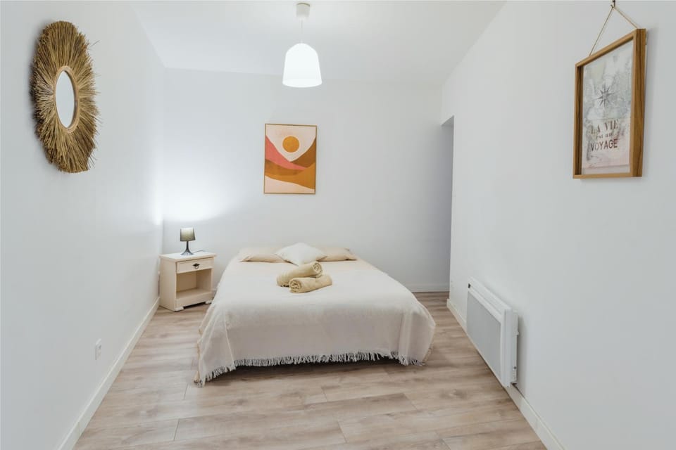 Photo of the whole room, Bedroom