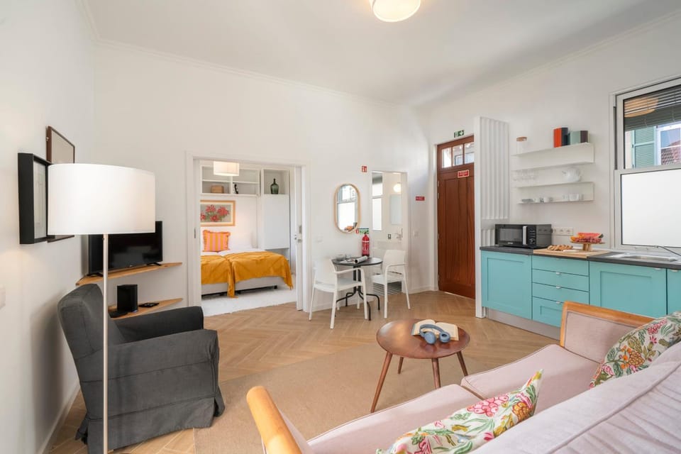 TV and multimedia, Kitchen or kitchenette, Living room, Seating area, Dining area