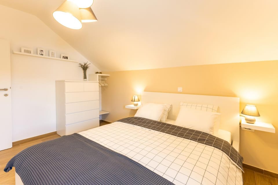 Bed, Photo of the whole room, Bedroom, wardrobe