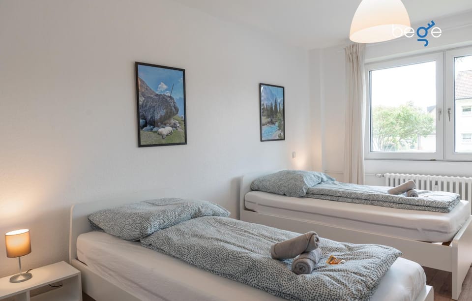 Bed, Photo of the whole room, Seating area, Bedroom